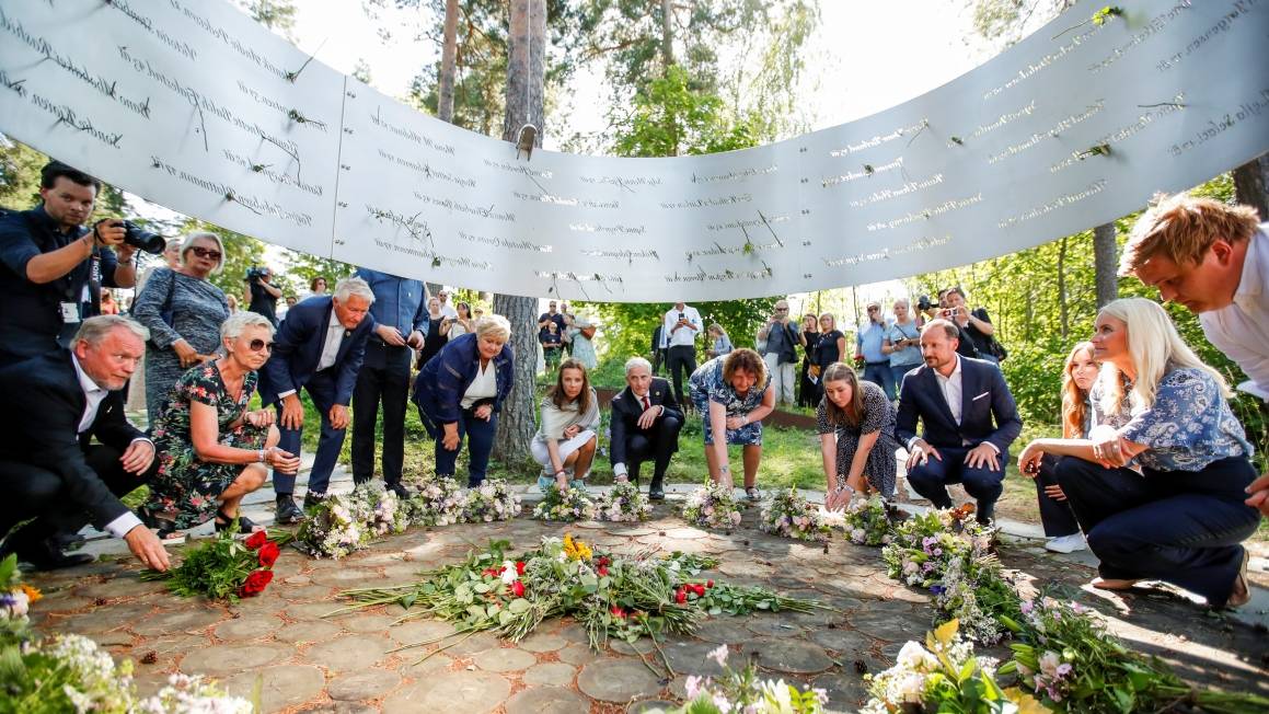 10-årsmarkeringen for terrorangrepet 22. juli 2011. Bildet viser minnesmerket på Utøya i 2021, der politikere og kongelige legger ned blomster. Foto: Beate Oma Dahle/NTB.